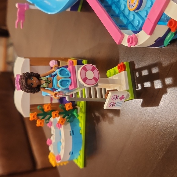 Lego Friends 41313 Heartlake Summer Pool - Picture 2 of 6